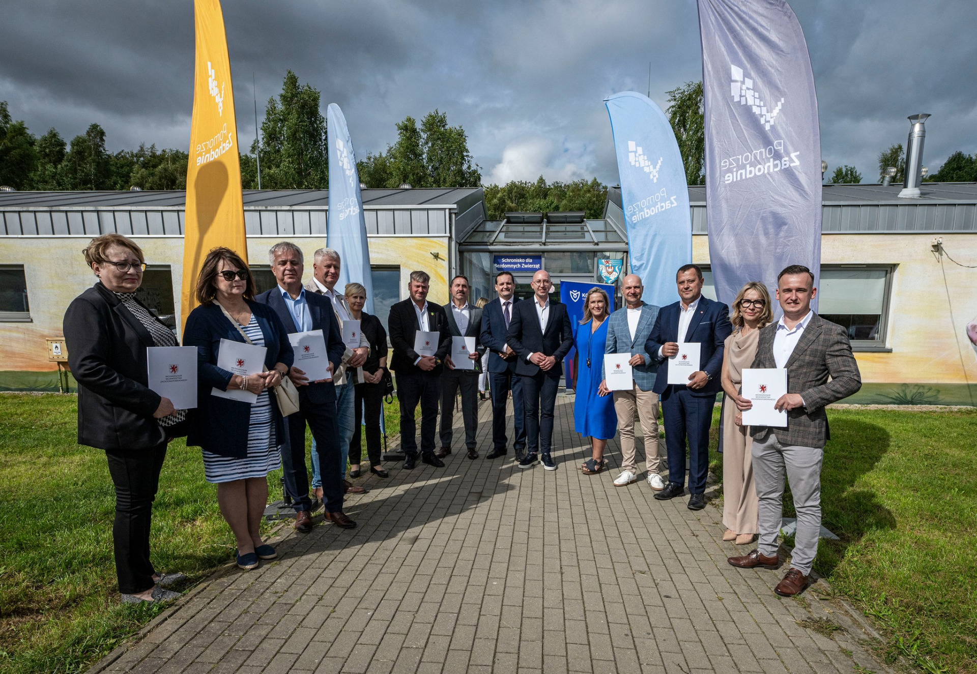 Podpisanie umowy dotacji na projekt „Bezdomne, ale NIE same – Program Pomocy Zwierzętom w Gminie Malechowo” - foto: https://www.facebook.com/kowalik.wicemarszalek