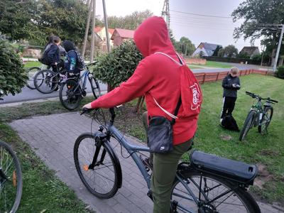 Dzieci z Karwic w czasie podróży rowerowej do Gorzycy