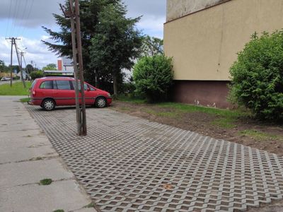 Zdjęcie przedstawia wykonaną inwestycję, miejsca parkingowe przy bloku w Ostrowcu.