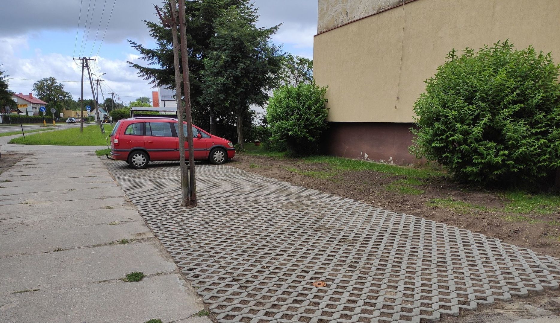 Zdjęcie przedstawia wykonaną inwestycję, miejsca parkingowe przy bloku w Ostrowcu.