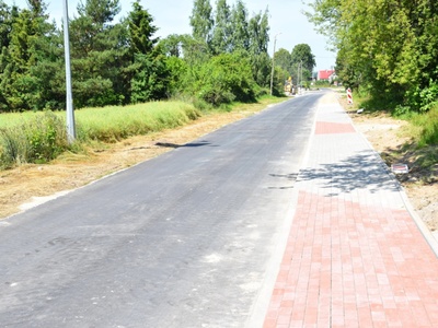 Zdjęcie przedstawia drogę powiatową w Bartolinie na końcowym etapie remontu.