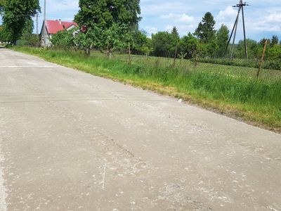 Zdjęcie przedstawia drogę gminną w Bartolinie w pierwszym etapie remontu.