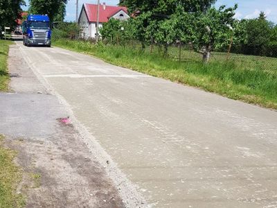 Zdjęcie przedstawia drogę gminną w Bartolinie w pierwszym etapie remontu.