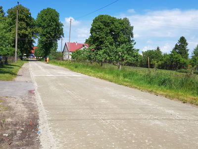 Zdjęcie przedstawia drogę gminną w Bartolinie w pierwszym etapie remontu.