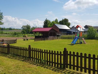 Zdjęcie przedstawia teren rekreacyjny w Bartolinie. 