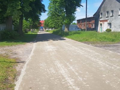 Zdjęcie przedstawia drogę gminną w Bartolinie w pierwszym etapie remontu.