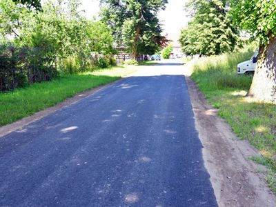 Zdjęcie przedstawia drogę gminną w Bartolinie na końcowym etapie remontu.