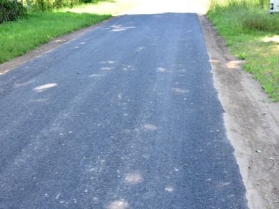 Zdjęcie przedstawia drogę gminną w Bartolinie na końcowym etapie remontu.