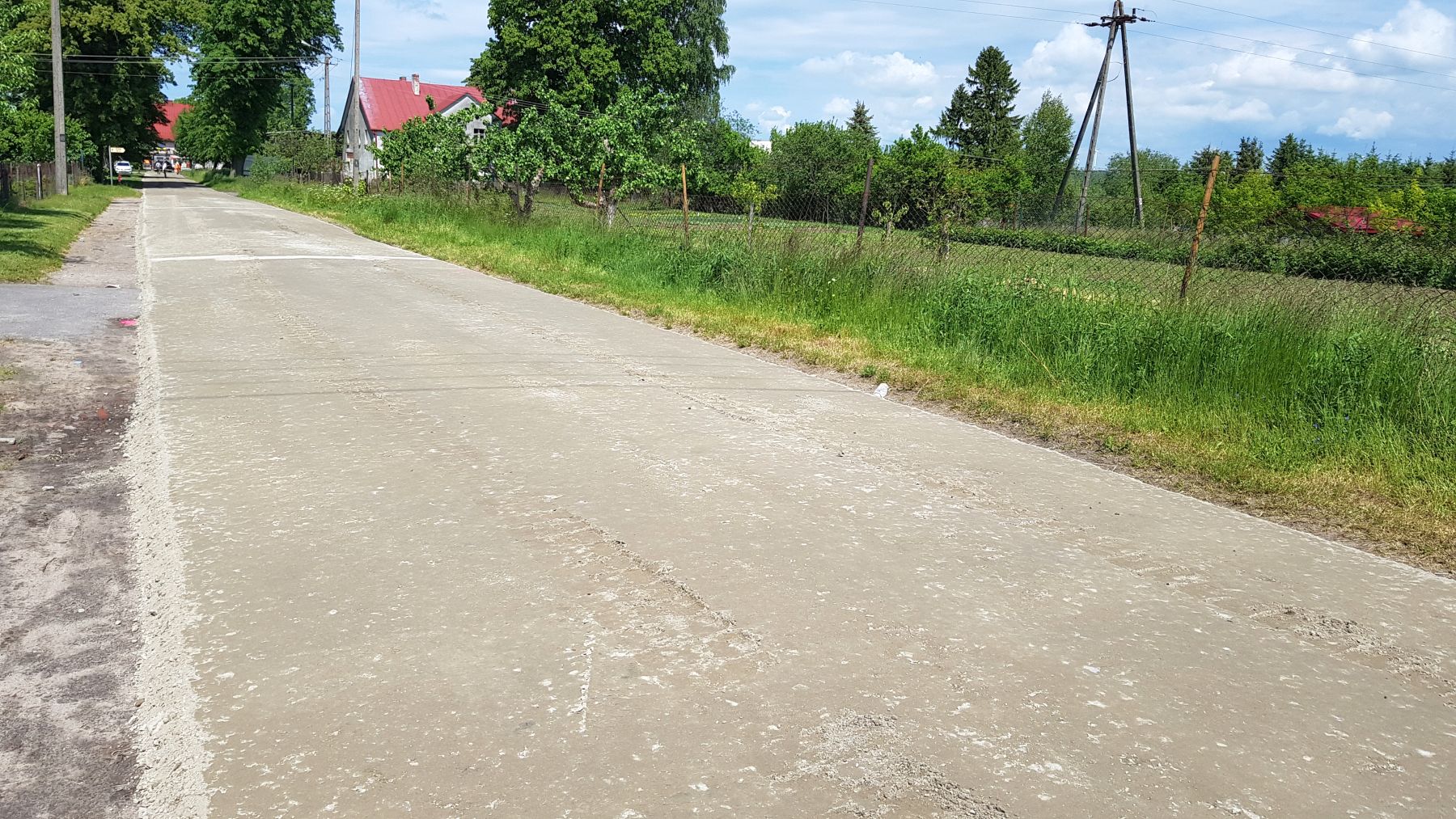 Zdjęcie przedstawia drogę gminną w Bartolinie w pierwszym etapie remontu.