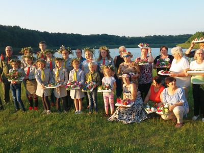 Zdjęcie przedstawia grupę uczestników spotkania, czyli harcerzy z Ostrowca i członków Klubu Seniora nad Jeziorem w Ostrowcu.