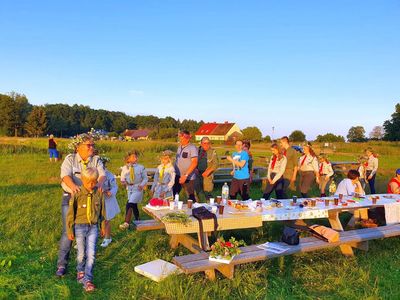 Zdjęcie przedstawia grupę uczestników spotkania integracyjnego nad Jeziorem w Ostrowcu. 