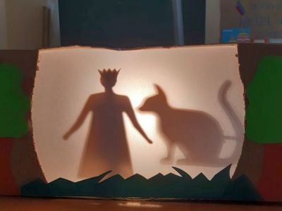 Zdjęcie przedstawia teatr cieni. 