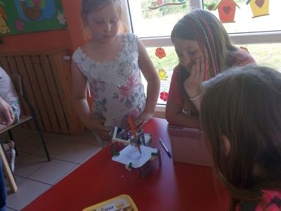 Zdjęcie przedstawia dzieci z Lasek podczas zajęć z robotyki.