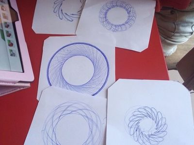 Zdjęcie przedstawia prace, które za pomocą drukarki wykonały dzieci z Lasek. 