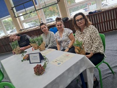 Pracownicy Szkoły z podarunkami od Rodziców