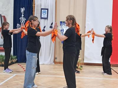 Pokaz taneczny uczennic klasy czwartej