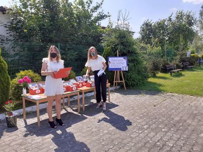 Zdjęcie przedstawia nauczycieli ze szkoły w Niemicy przygotowane do wręczenia świadectw.