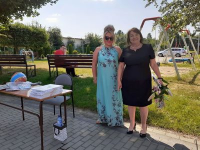 Zdjęcie przedstawia dyrektor Iwonę Nowak-Gancarz wraz z Anną Augustyniak - Sikora przed wręczeniem świadectw. 