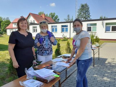 Zdjęcie przedstawia nauczycieli ze szkoły w Niemicy wraz z mamą odbierającą świadectwo. 