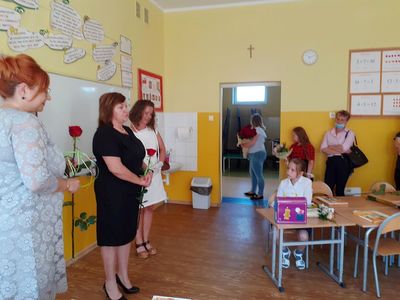 Zdjęcie przedstawia nauczycielkę i dyrektor ze szkoły w Niemicy w sali lekcyjnej oraz przedstawicielkę Rady Rodziców. 