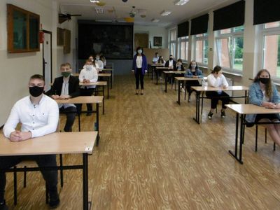 Zdjęcie przedstawia uczniów podczas egzaminu. 