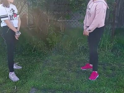 Zdjęcie przedstawia dwie dziewczynki odgrywające rolę na świeżym powietrzu.
