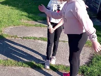 Zdjęcie przedstawia dwie dziewczynki odgrywające rolę na świeżym powietrzu.