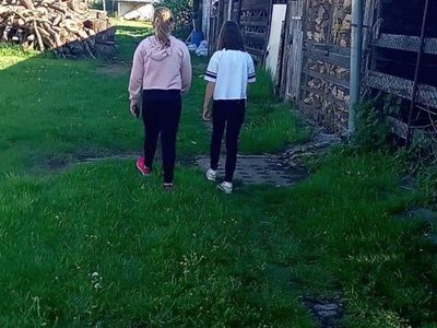 Zdjęcie przedstawia dwie dziewczynki odgrywające rolę na świeżym powietrzu.