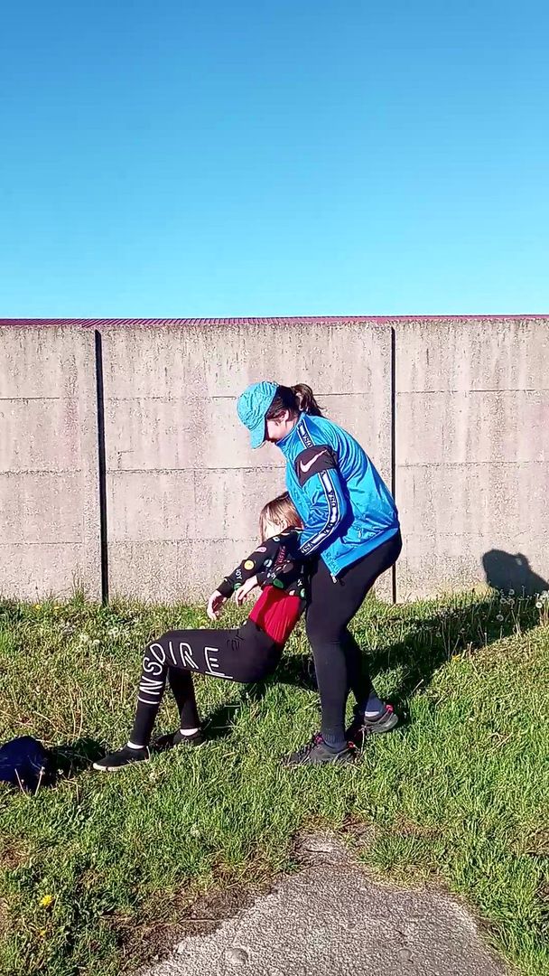 Zdjęcie przedstawia dwie dziewczynki odgrywające rolę na świeżym powietrzu.