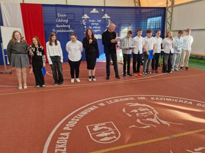 Klasa VI w czasie wykonywania piosenki dla nauczycieli