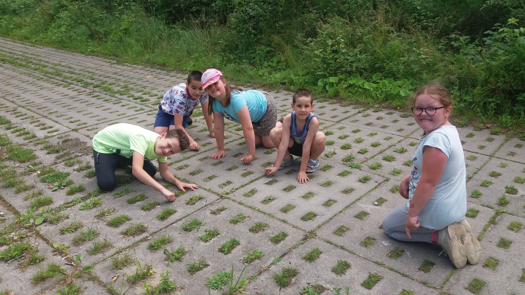 Zdjęcie przedstawia wychowanków PWD Laski na spacerze. 