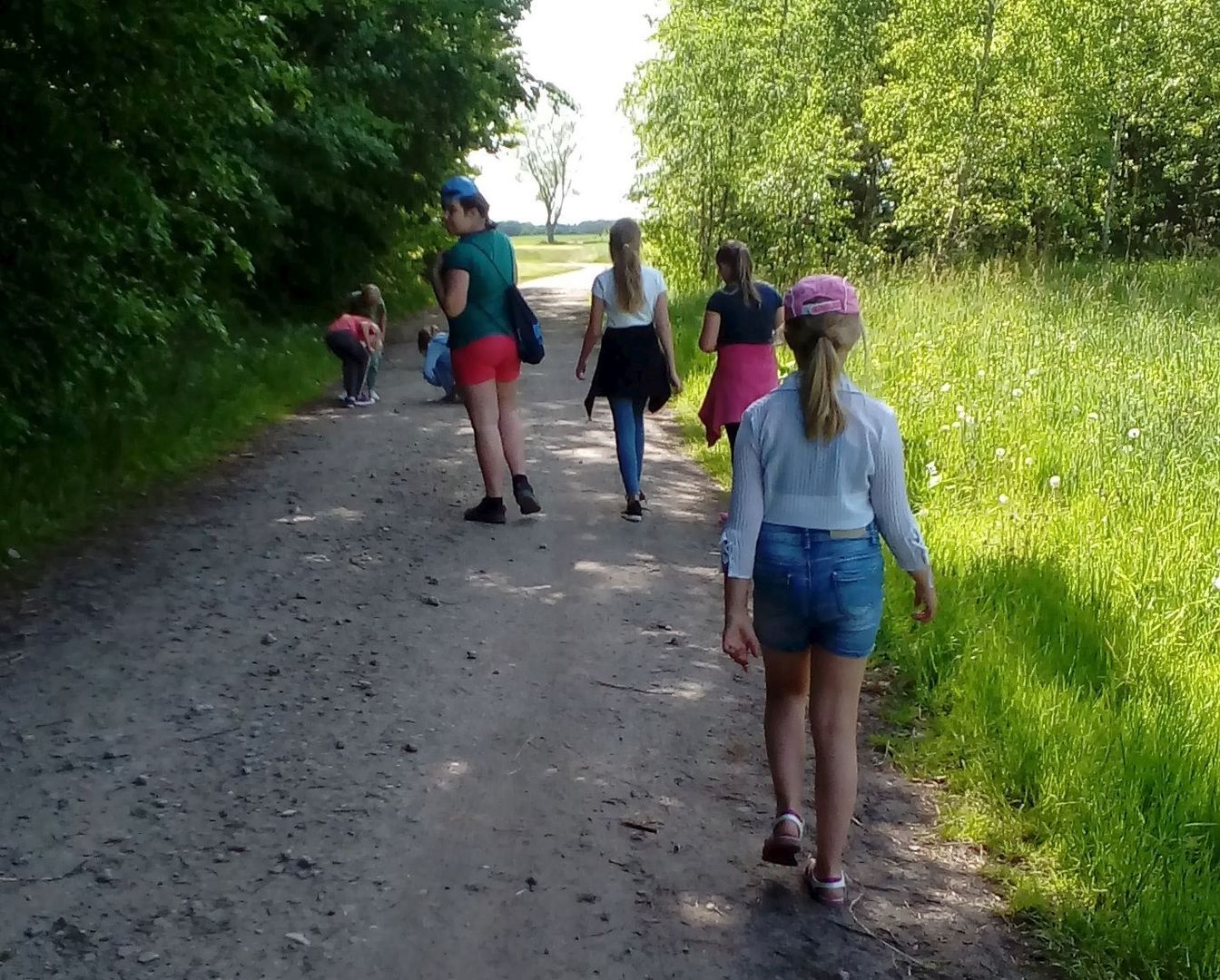 Zdjęcie przedstawia dzieci podczas spaceru.