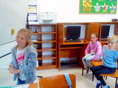 Zdjęcie przedstawia dzieci z Placówki Wsparcia Dziennego w Ostrowcu podczas zajęć dziennikarskich.