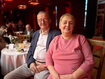 Seniorzy Na obchodach Gminnego Dnia Seniora.
