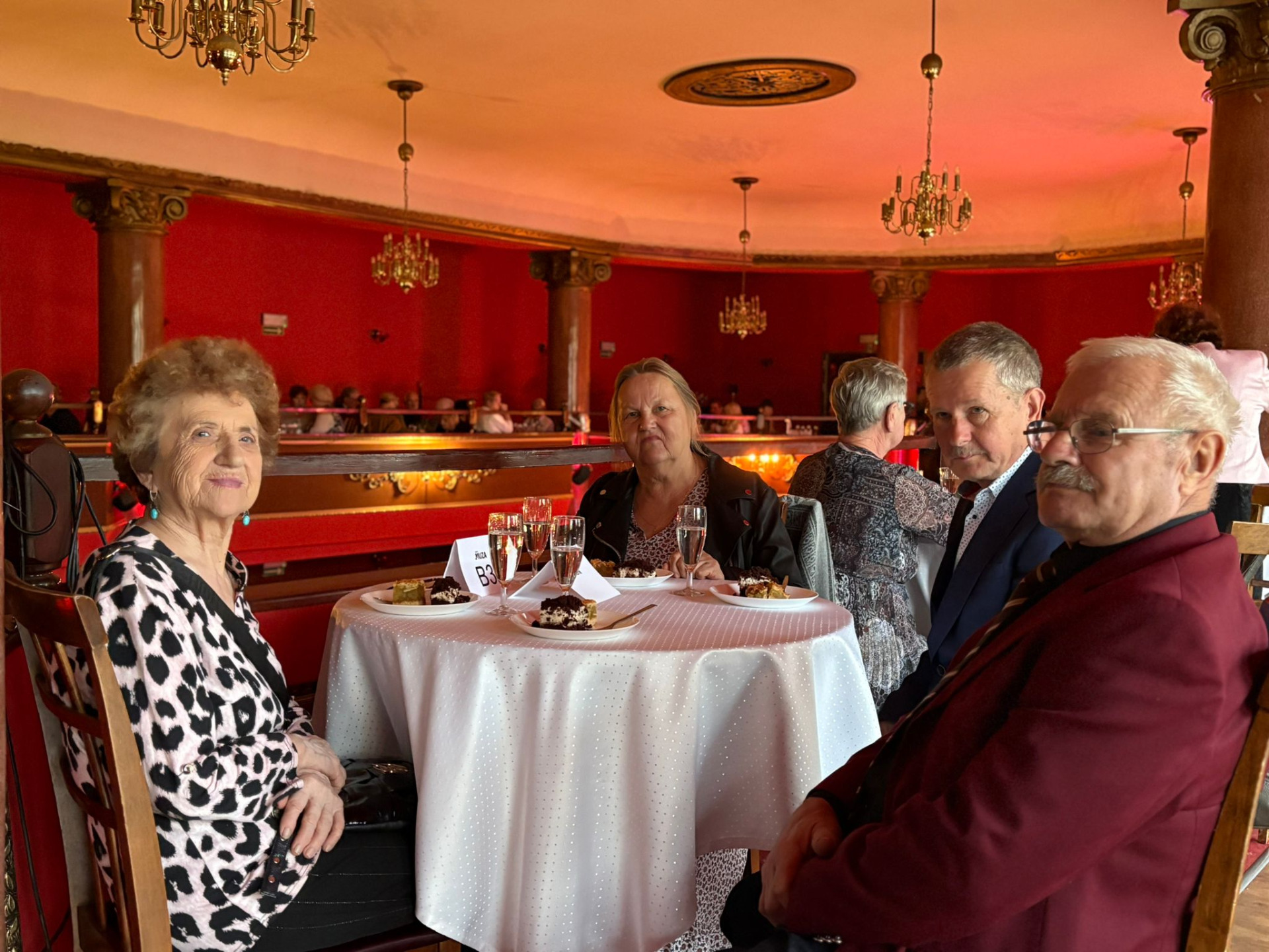 Seniorzy Na obchodach Gminnego Dnia Seniora.