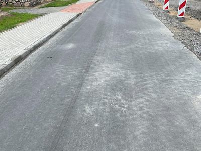 Zdjęcie przedstawia remontowaną drogę powiatową w Bartolinie.