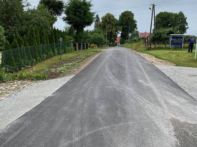 Zdjęcie przedstawia remontowaną drogę gminną w Bartolinie.