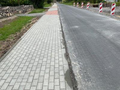 Zdjęcie przedstawia remontowaną drogę powiatową w Bartolinie.