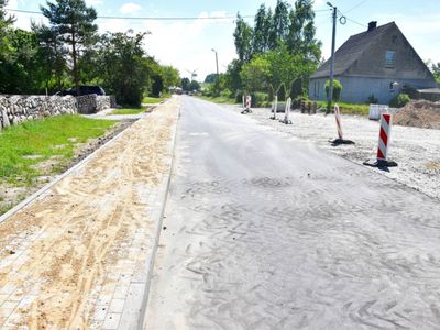 Zdjęcie przedstawia remontowaną drogę powiatową w Bartolinie.