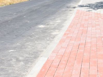Zdjęcie przedstawia remontowaną drogę powiatową w Bartolinie.
