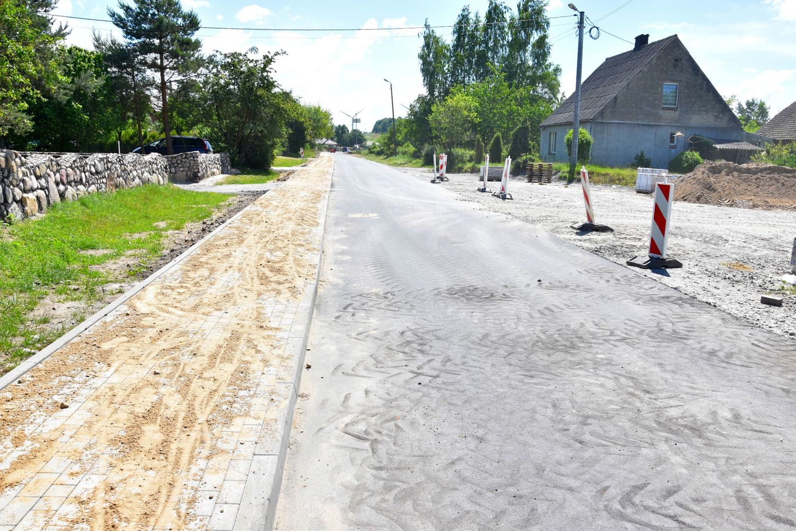 Zdjęcie przedstawia remontowaną drogę powiatową w Bartolinie.