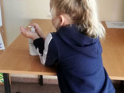 Zdjęcie przedstawia wychowankę Placówki Wsparcia Dziennego w Sulechowie dezynfekującą ręce. 