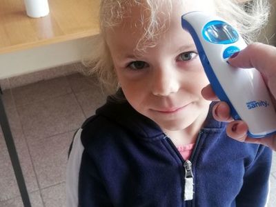Zdjęcie przedstawia wychowankę Placówki Wsparcia Dziennego w Sulechowie, której mierzona jest temperatura.