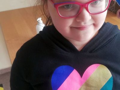 Zdjęcie przedstawia wychowankę Placówki Wsparcia Dziennego w Sulechowie, której mierzona jest temperatura.