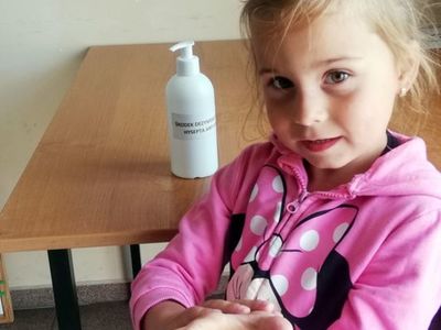 Zdjęcie przedstawia wychowankę Placówki Wsparcia Dziennego w Sulechowie, która dezynfekuje ręce. 