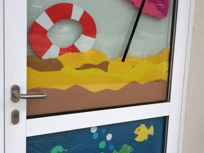 Zdjęcie przedstawia plażę na oknie placówki. 