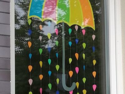 Zdjęcie przedstawia parasol naklejony na oknie placówki. 