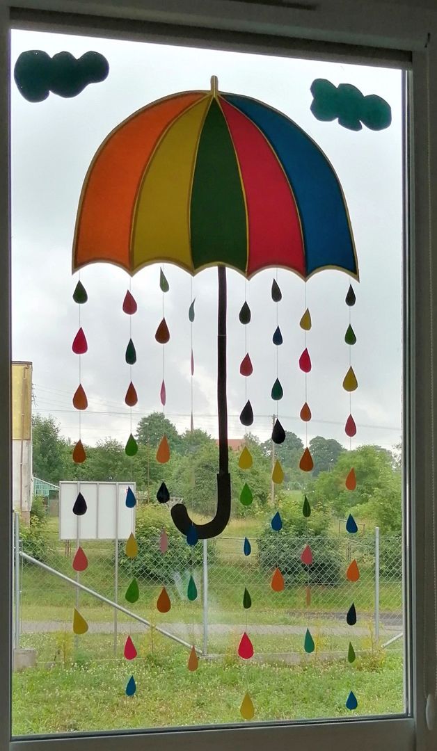 Zdjęcie przedstawia parasol naklejony na oknie placówki.