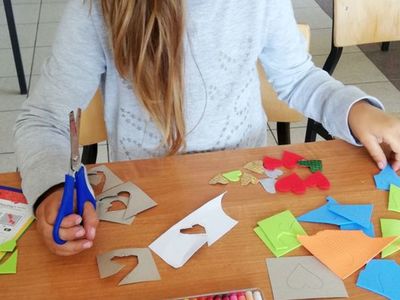 Zdjęcie przedstawia dziewczynkę z Placówki Wsparcia Dziennego z Sulechowa wykonującą pracę plastyczną.