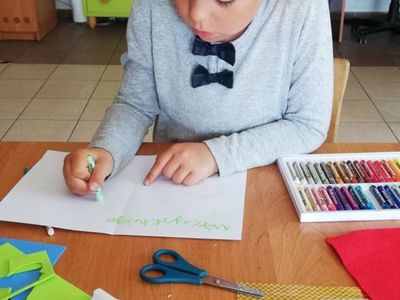 Zdjęcie przedstawia dziewczynkę z Placówki Wsparcia Dziennego z Sulechowa wykonującą pracę plastyczną. 